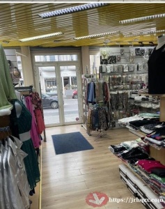 服装店转让。位于法国北部59省cambrai市中心商业街，己营20年老店，营业面积280平方米