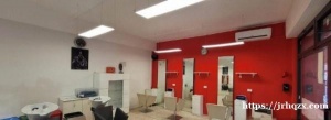 Modena理发店出售，12万，面积65平方米经过全面翻修。新的电气和管道系统，设有浴室和更衣室
