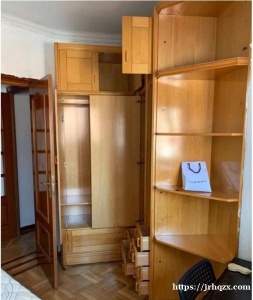 马德里一路线valdeacederas有房间出租、整体柜、大床房带个独立的阳台。家里安静、人员简单。