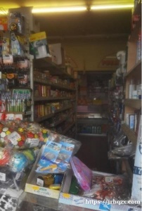 都灵郊区近都灵环城路食品和家用品店转让，店和库存3百平方，房租9百，生意很稳定，价格很理想