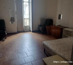 有一个大房间可以搭铺，近corso vercelli,位于via palestrina