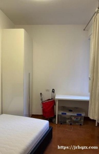 9月1号出租预定房viale Certosa 20 三房一厨一卫 每个房间都有空调 和蚊纱窗 家俱齐