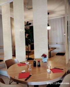 波尔多附近城市日餐点单 餐馆面积270平方，房租4600€/月。 室内70座位 室外露天terras