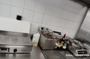 南法83省日本餐打包店，地址积佳，有大排风，设备齐全，房租2800,不用刷完碗，不用打扫卫生，