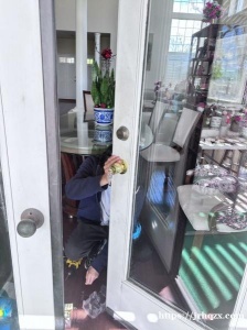 洛杉矶洛杉矶换锁洛杉矶修门洛杉矶修衣柜修床保险柜汽车锁