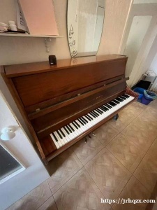 普里莫出红十月三踏钢琴，低价出，运费自理，有货梯