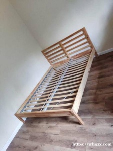 闲置本色实木床（客房很少用几乎是新的，也很干净）出$100。长 2米，宽1.6米