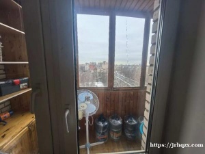 房子的一些基本照片，有一点点乱，我室友和我在走之前会把它收拾好。楼下就有公交站，可以直接到地铁站，也