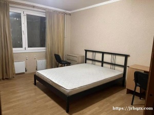 三居室其中一个单间，西南地铁站旁边，距离地铁站步行五分钟，双层门禁，楼下就是中超中餐厅，地铁两站到大