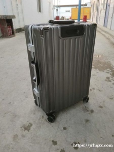 出售行李箱一个，用过一次，要的联系