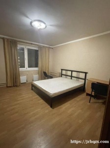 三居室其中一个单间，西南地铁站旁边，距离地铁站步行五分钟，双层门禁，楼下就是中超中餐厅，地铁两站到大