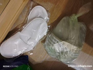 出一双40码女士拖鞋，家人没怎么穿过，23元一双，买拖鞋送两双一次性拖鞋