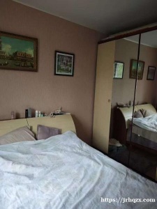 二居室的其中一间卧室