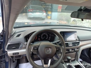 日产 Altima 内部黑色和白色内饰可供出租