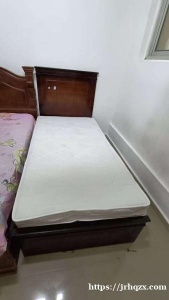 出一张一米的床、床垫还有被子，99新，只用了一个月，一共三千埃镑