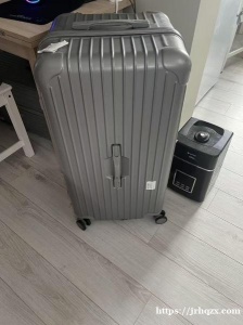 出两个36寸行李箱（公务舱头等舱适用，来回值机不卡，尺寸刚刚好）