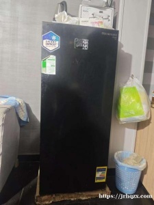 出两个冰箱，从国内带过来的苦豆粉和姜黄，两张桌子，两个冰箱，一个电饼铛，一张办公桌，一个双耳铜炒锅，