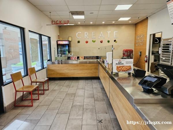 完全建成的餐厅或咖啡厅空间,适合用于熟食三明治店、特色饮品店或披萨店 完全建成的餐厅或咖啡厅空间,适合用于熟食三明治店、特色饮品店或披萨店