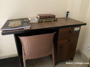 赛俩目，茂林低价出一个99新的木制大双人床2米✖️1.8米的 出一个书桌99新 床最低价1350人民