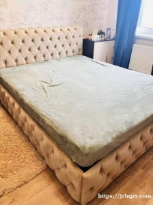 床2.2m*1.7m，有两个床垫，当时买的时候床垫(максидом )➕床一共73000卢