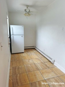 法拉盛独立屋1楼一房一厅出租租金$1800 全包夏天十$50