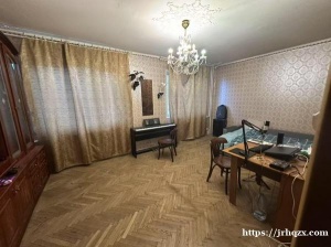 圣彼得堡普里莫三居室中的一间大房间转租，6月底可入住，无中介费，长租短租都可