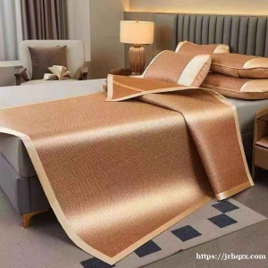 出一个1.5*2m的凉席垫带一个凉席枕头套，刚从国内带过来97新，因为是折叠带过来的有折痕。