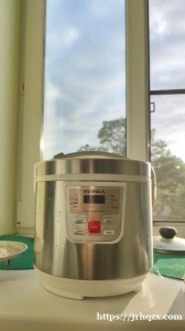 一个电风扇，一个电饭煲，和一个小拖车。 电风扇50r，电饭煲30r，小拖车40r。