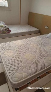 开罗转让1米2席梦思床垫5张，床单，棉被，被套等12套，厨房用品锅碗碟等，全新蚕丝被，需要的私聊！