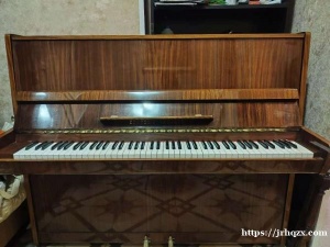 出钢琴！ 红色十月，三个人从数十架钢琴中挑选出来的绝世好琴！