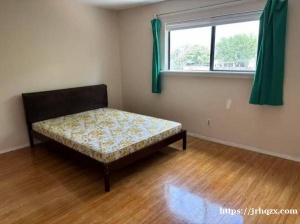 实木床架+床垫一起出$100。位置：休斯敦近中国城