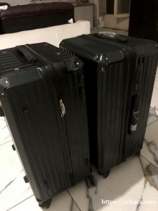 出两个28寸的行李箱，99新