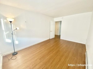 道格拉斯顿1楼1大厅2大睡房1浴出租房东包暖气热水和冷水租金$2350一个月