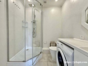 @所有人‼️彼得堡市中心李国夫大街附近 新房三居室135000卢，价格可聊，中国年轻房东哟[调皮]可办落地签～中式插座，有衣帽间，三个房间，三床，一厨双卫，近语言系和财大研究生经管系，楼下50米24小时 лента ，步行地铁7分钟，地址Лиговский 287