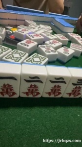 二手麻将机几乎全新，丢了一幅牌，还剩一副完整的牌，便宜卖了喊价2000人民币