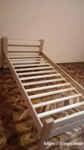 三个床没有床垫和一个桌子半价出让，共计：3万第纳尔，货物地址：诺维萨德