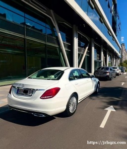 2019款梅赛德斯奔驰C 220，一手家用全年4S店保养，今年的保养六月份刚做完。车有选装辅助驾驶