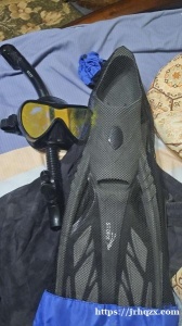 潜水脚蹼➕眼镜，130人民币打包带走，需要的私我