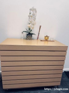 手工實木櫃檯桌後面可儲物 寬36&quot;x17&quot; 高 28” 帶輪子 $12元    鐵折椅 $10元,