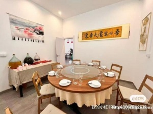 有没有1.6带转盘的中餐桌？如果有配套椅子