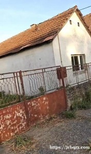 这个房子房东急卖，全部都是砖砌的，橡胶顶，两房一厅一卫，89平，附属房子69平，土地面积900平米.