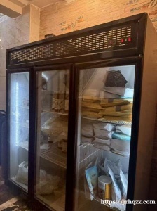 三开门冷藏柜，质保期内，需要的老板联系30000埃磅。