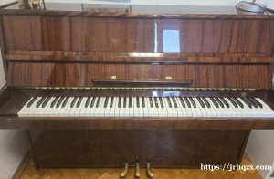出售二手钢琴，位置普里莫，三踏板，音色很好，5k卢布 可小刀