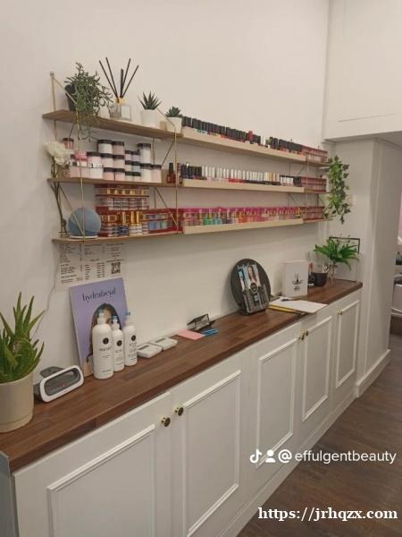 伦敦市中心招聘美甲和美容技师