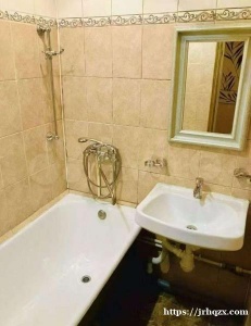 转租普里莫三居室其中一间，仅限男生，离地铁站步行十分钟，附近五分超市，中餐馆、健身房都很齐全