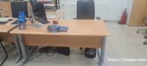 出办公桌，办公椅，柜子，有要的可以联系我。