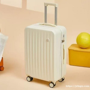 出三个行李箱，黑色36寸，79x39x36cm，黑色32寸75x39x35cm，白色20寸登机箱