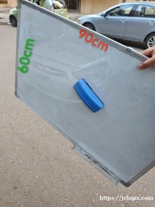 七区穆萨寺附近出一个90cm×60cm的白板