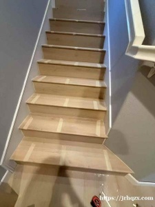 木地板安装天花板来啦！专业打造人字拼SPS木地板，纹理精致，严丝合缝。让每一寸地面都美得高级！