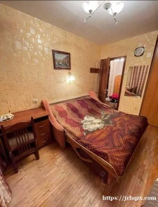 转租普里莫地铁口附近二居室中的一间，仅限女生